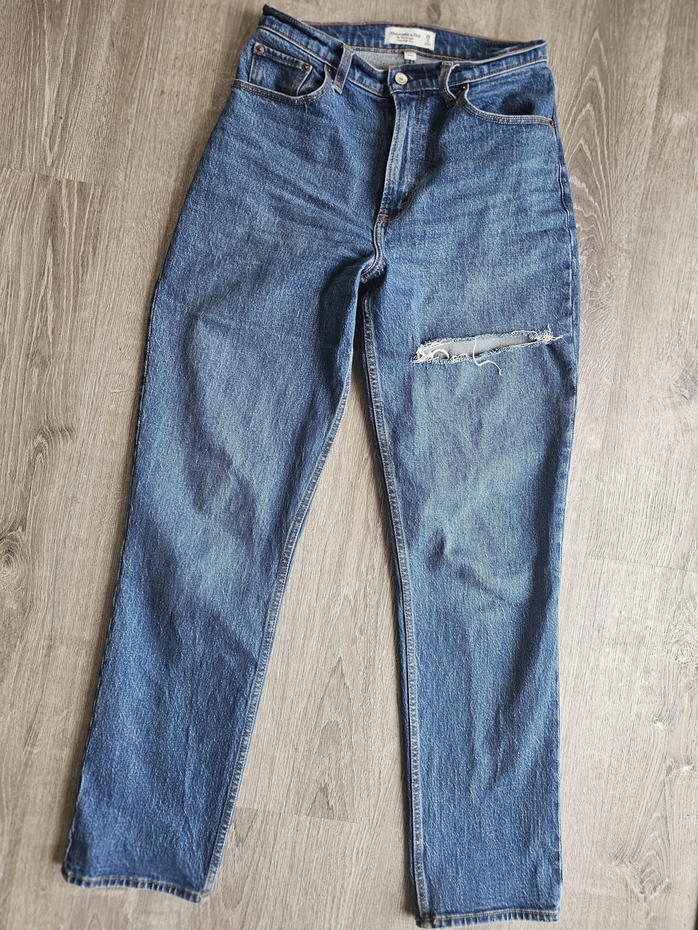 Abercrombie & Fitch 90's Straight Ultra High Rise Ripped Thigh 28 Long